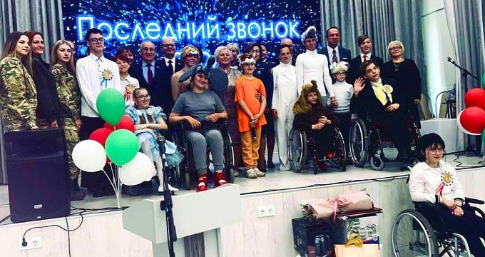 Отель «Минск» поздравил детей Ивенецкого социального дома-пансионата с последним звонком