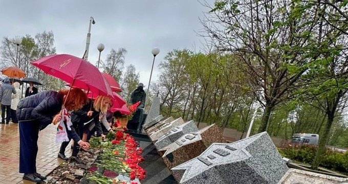 Возложение цветов у мемориального комплекса «Память»